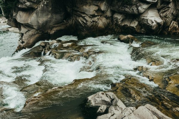 Où trouver une location de vacances en Bretagne avec des ateliers de broderie et des excursions en mer?